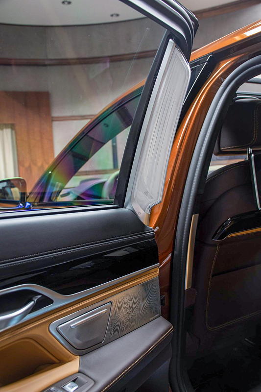 BMW Alpina B7 BiTurbo in Chestnut Bronze metallic, zusätzliche Beleuchtung in der 7er Langversion in der Tür