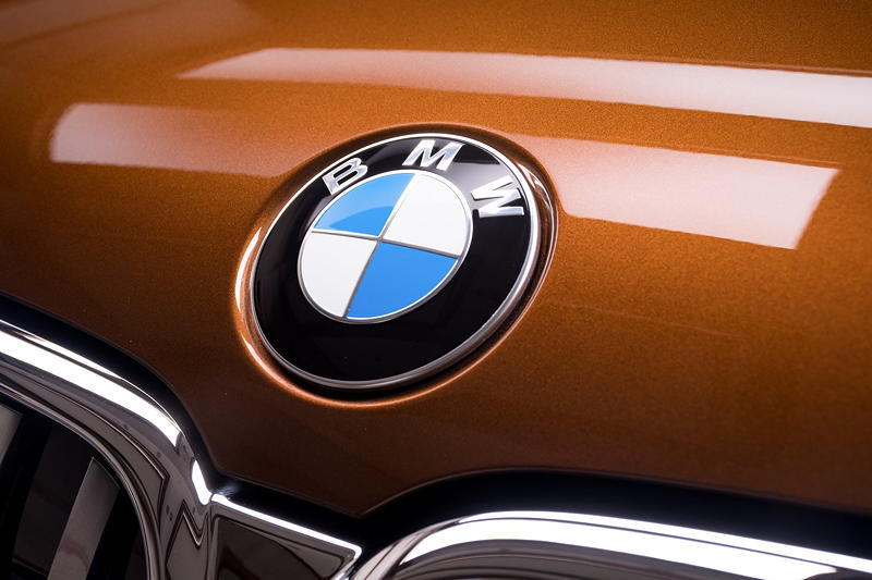 BMW Alpina B7 BiTurbo in Chestnut Bronze metallic, mit größerem BMW Logo auf der Motorhaube als noch beim Vor-Facelift