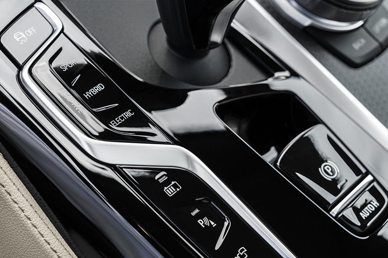 BMW 530e xDrive Limousine, Mittelkonsole mit Schalthebel und Fahr-Erlebnisschalter