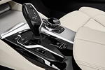 BMW 530i Touring, Mittelkonsole mit Schalthebel und iDrive Touch Controller