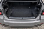Die neue BMW 545e xDrive Limousine, aufgrund des Hochvoltspeichers verkleinerter Kofferraum.