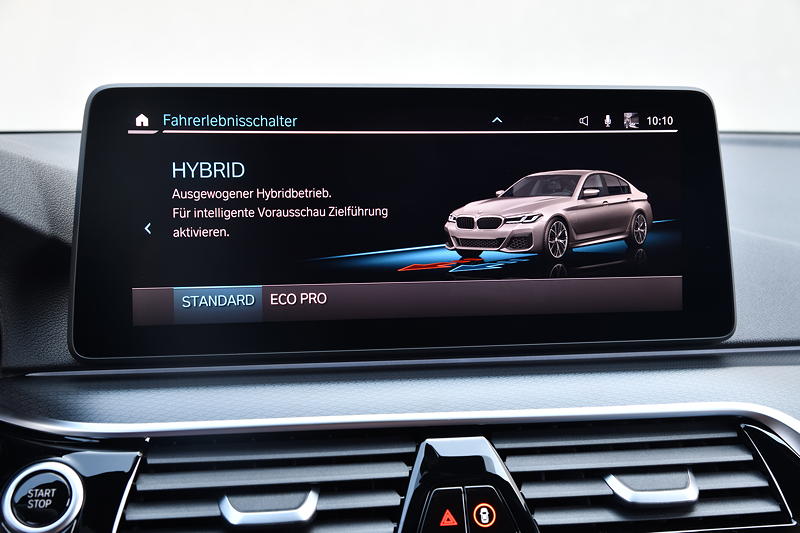 Die neue BMW 545e xDrive Limousine, Bord-Bildschirm: Hybrid-Modus.
