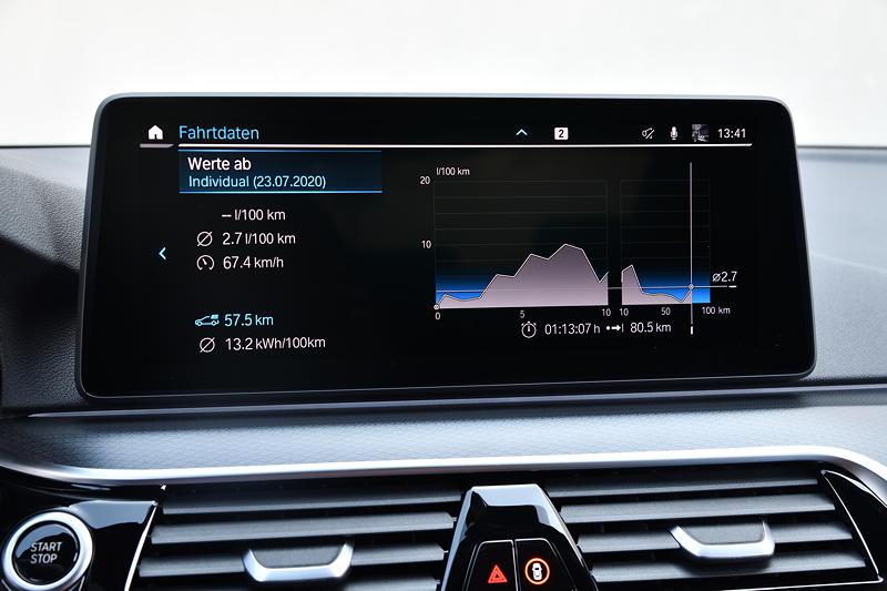 Die neue BMW 545e xDrive Limousine, Bord-Bildschirm: Fahrdaten.