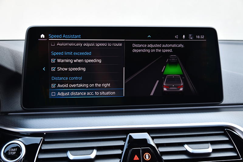 Die neue BMW 545e xDrive Limousine, Bord-Bildschirm: Geschwindigkeits-Assistent.