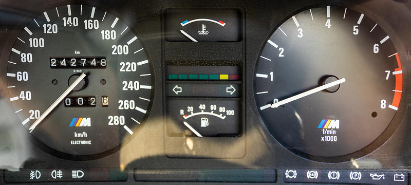 BMW 745iA (E23) - seltene SdAfrika Version mit M1 Motor, Tacho bis 280 km/h und M Logos in Tacho und Drehzahlmesser.