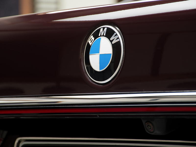 BMW 750Li (G12 LCI) in Royal Burgundy Red Brillianteffekt, BMW Logo auf der Heckklappe.