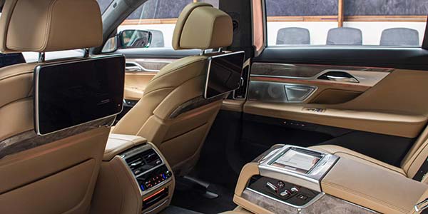 BMW 750Li (G12 LCI) in Leder Ausstattung 'Zagora beige', mit Fond-Entertainment Experience und Bower/Wilkens Diamond Surround System.