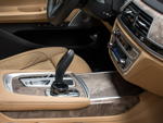 BMW 750Li (G12 LCI) in Royal Burgundy Red Brillianteffekt, Mittelkonsole mit Automatik Wählhebel und iDrive Controller.