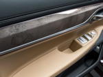 BMW 750Li (G12 LCI) in Royal Burgundy Red Brillianteffekt, Zierleisten in Pappel Maser beige-metallic hochglänzend.