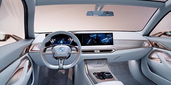 BMW Concept i4, Interieur mit Curved Display, und weniger Bedienelementen