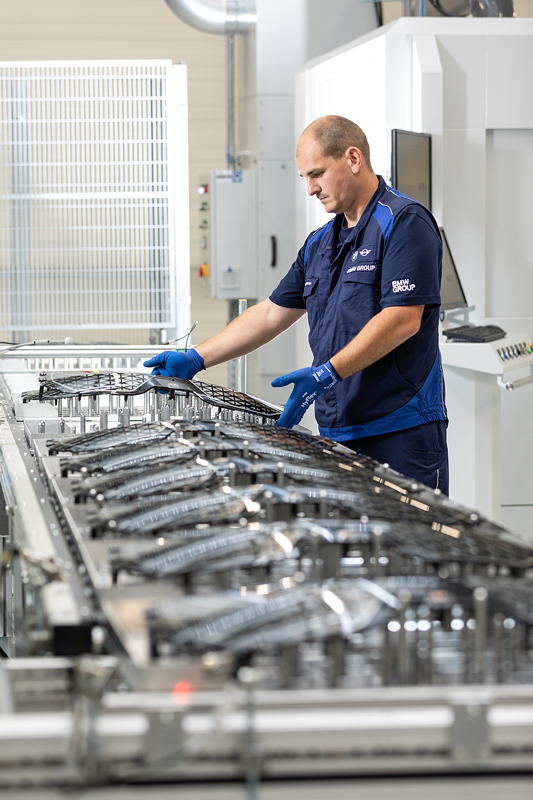Fertigungsstart Komponenten BMW iNEXT Landshut:innovative Niere als zentrales Bauteil zum hochautomatisierte Fahren