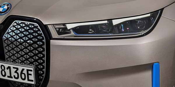 Der erste BMW iX, flachste Scheinwerfer, die jemals in einem Serien-BMW verbaut wurden. LED-Scheinwerfer mit Matrix-Funktion und BMW Laserlicht.
