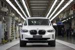 Erster BMW iX3 rollt bei BMW Brilliance Automotive in Shenyang, China, vom Band.