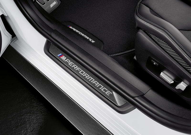 Die neue BMW M3 Competition Limousine und das neue BMW M4 Competition Coupe, M Performance Einstiegsleiste Carbon