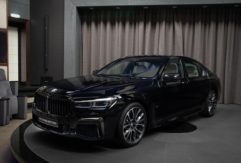  BMW M760Li in Azuritschwarz und BMW Individual Shadowline mit erweiterten Umf�ngen.