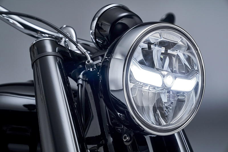 BMW R 18 First Edition. LED Scheinwerfer mit Schriftzug 'BMW LED'.