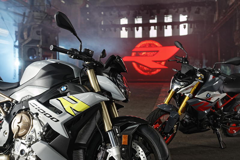 R Familie gemeinsam, die neue BMW S 1000 R links, die neue G 310 R rechts.