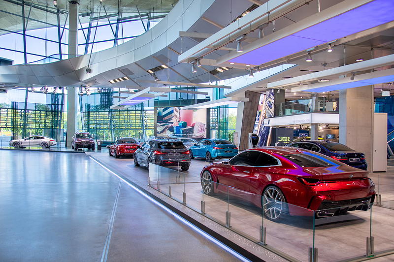 BMW Welt mit dem BMW Concept 4 vorne.