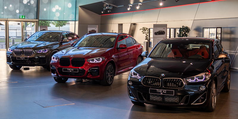 BMW Welt: BMW X Parade mit BMW X2, BMW X4 und BMW X6.