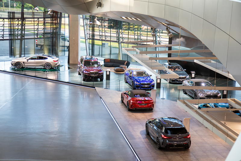 BMW Welt, oben die Luxury-Ausstellung mit 7er, 8er und X7