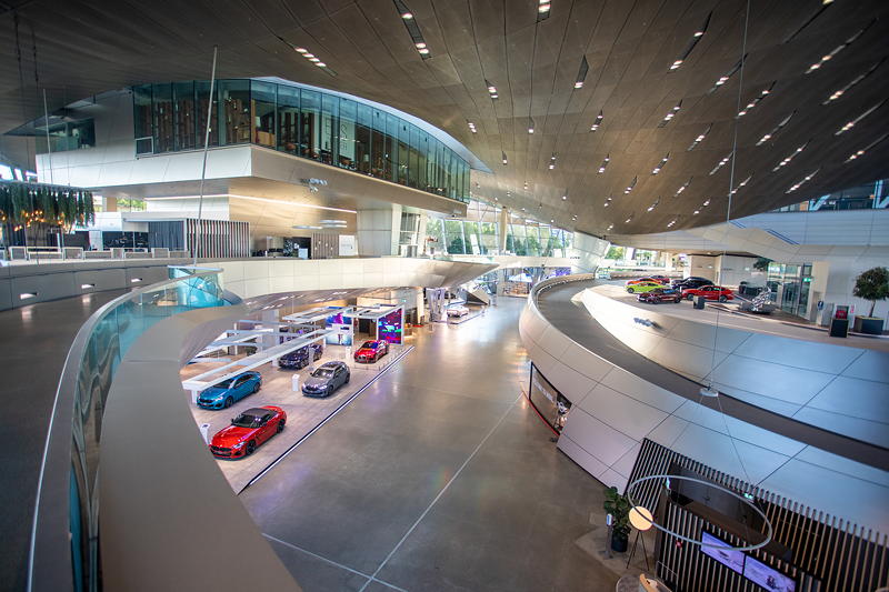 Blick in die BMW Welt, rechts die 'Premiere', wo bestellte Autos an ihre neuen Besitzer bergeben werden.