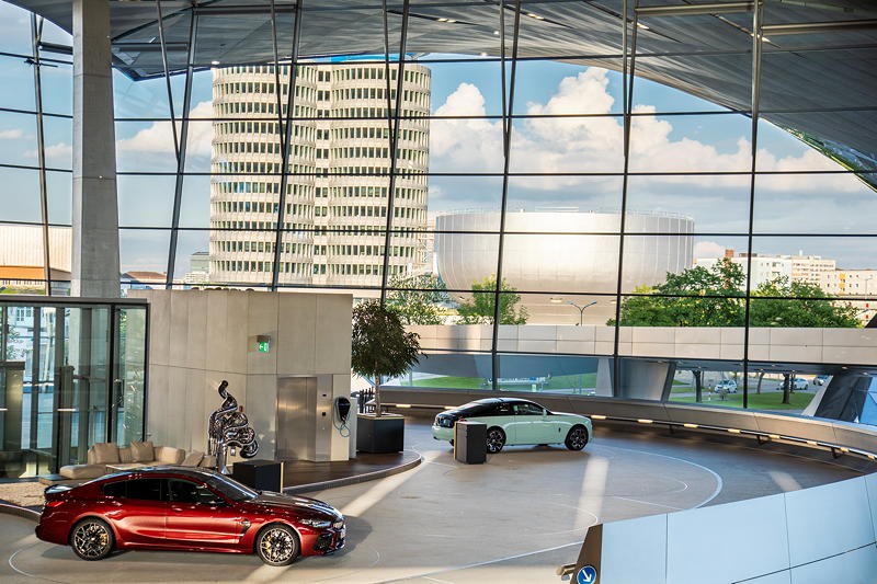 BMW Welt: Blick auf die Premiere mit der BMW Konzernzentrale '4-Zylinder' im Hintergrund