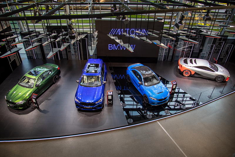 BMW Welt: BMW M Ausstellung mit dem BMW M5, BMW X5M, BMW M4 und dem BMW Vision M Next.