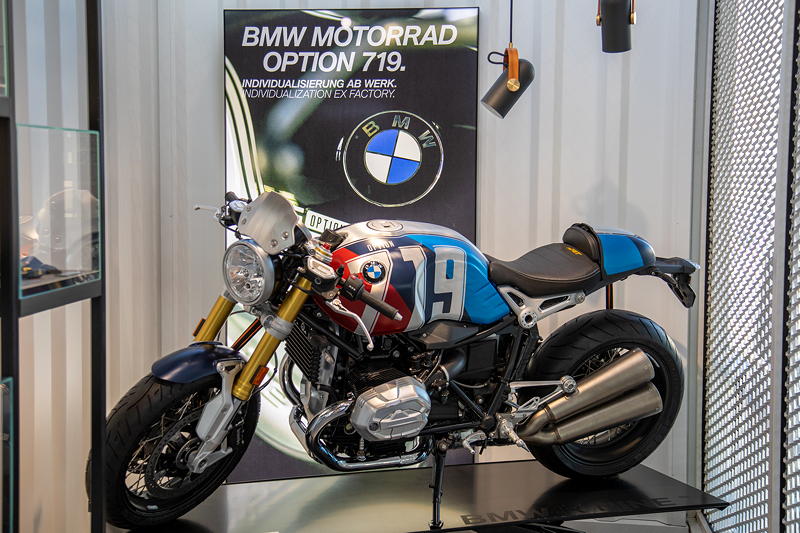 BMW Welt: BMW R nineT, BMW Motorrad Spezial: Option 719 Marsrot metallic matt / Cosmicblue metallic matt.