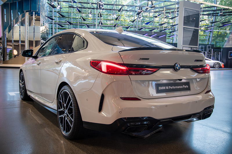 BMW Welt, BMW M Performance Parts Ausstellung mit BMW 2er Gran Coup�