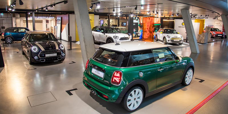 BMW Welt: MINI Ausstellung u. a. mit dem MINI Hatch.