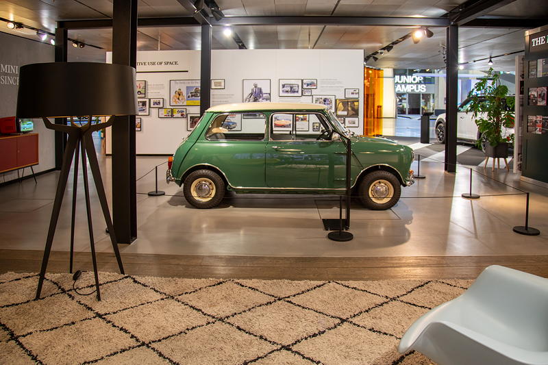 BMW Welt: MINI Ausstellung mit einem classic Mini
