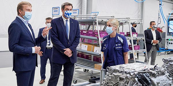 Oliver Zipse, Vorstandsvorsitzende der BMW AG, und Markus Sder, bayerische Ministerprsident, bei der offiziellen Erffnung des Kompetenzzentrums E-Antriebsproduktion in Dingolfing