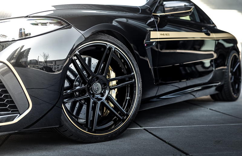 Manhart MH8 800 auf MANHART Concave One Schwarz Glanz, VA: 9 x 21 Zoll(265/30 ZR21), HA: 10,5 x 21 Zoll(305/25 ZR21), MANHART Felgendekoration Gold