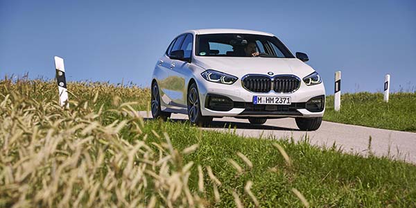 Der neue BMW 1er, Modell Sportline, Mineralweiss Metallic, 17 ZollL MR Doppelspeiche 549 Bicolor