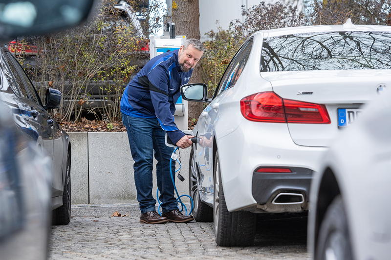 An AC-Park-Ladesulen und DC-Kurzzeitladepunkten knnen Mitarbeiter und externe E-Auto-Nutzer knftig ihre Fahrzeuge mit Strom aus 100% regenerativen Quellen versorgen.