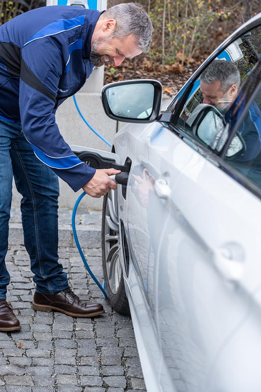 An AC-Park-Ladesulen und DC-Kurzzeitladepunkten knnen Mitarbeiter und externe E-Auto-Nutzer knftig ihre Fahrzeuge mit Strom aus 100% regenerativen Quellen versorgen.