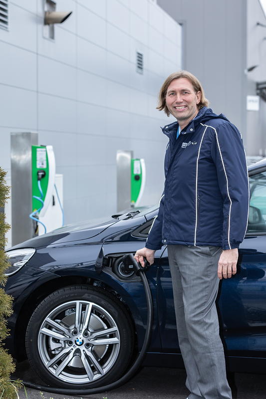  An AC-Park-Ladesulen und DC-Kurzzeitladepunkten knnen Mitarbeiter und externe E-Auto-Nutzer knftig ihre Fahrzeuge mit Strom aus 100% regenerativen Quellen versorgen.