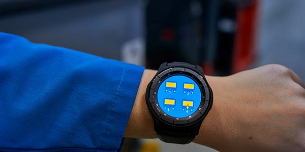 Zusammen mit den autonomen Routenzgen wird im Werk Dingolfing eine Smart Watch pilotiert.