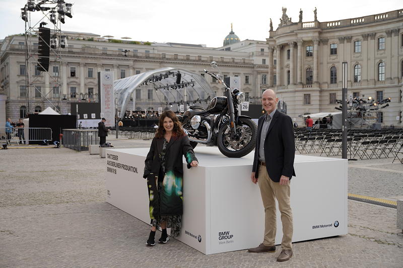 Staatsoper fr alle 2020: Iris Berben (Schauspielerin), Prof. Dr. Helmut Schramm (Leiter Produktion BMW Motorrad und Leiter Werk Berlin) (v.l.n.r.) vor dem BMW R18.