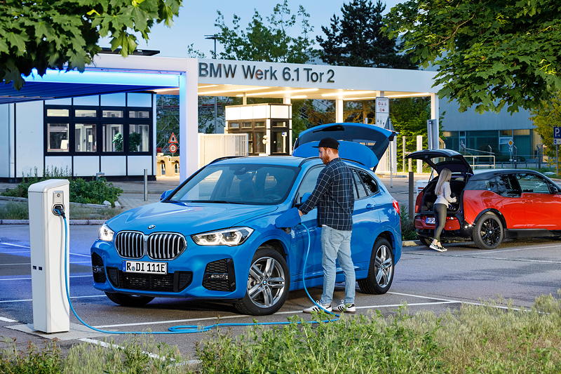 BMW X1 xDrive25e vor dem BMW Group Werk Regensburg.