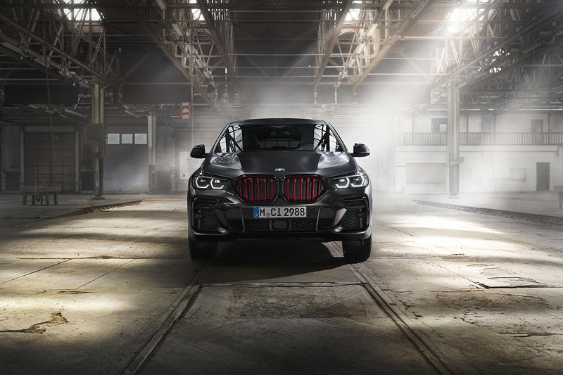 BMW X5 und BMW X6 Edition Black Vermilion.