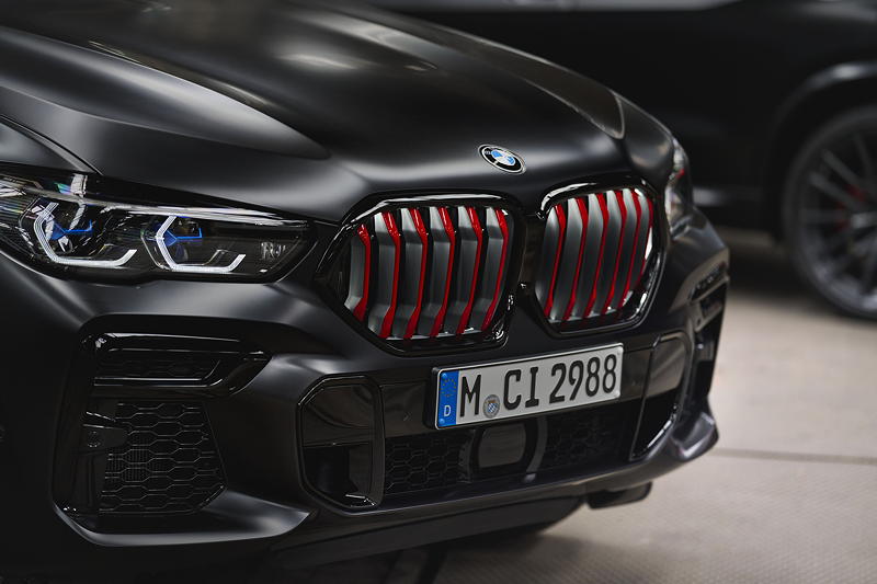 BMW X5 und BMW X6 Edition Black Vermilion.