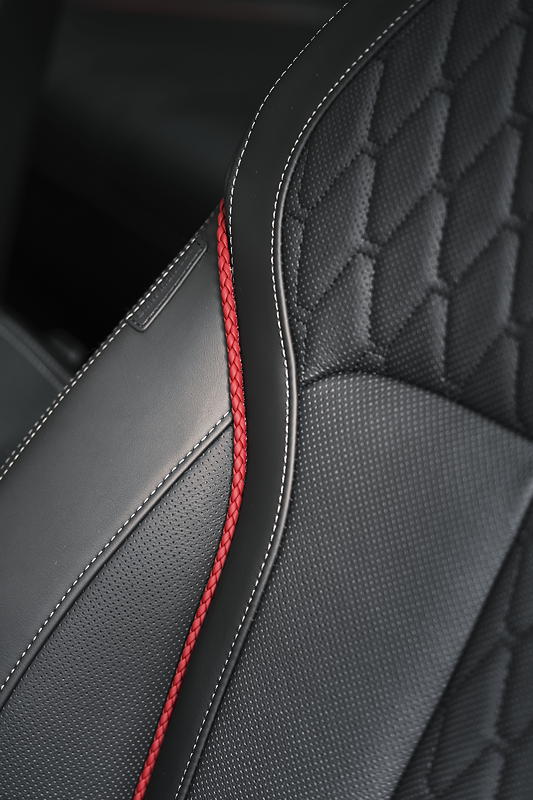 BMW X5 und BMW X6 Edition Black Vermilion.