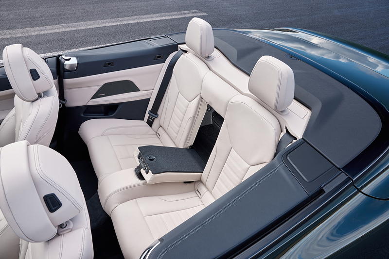 BMW M440i xDrive Cabrio, umklappbare Sitze im Fond