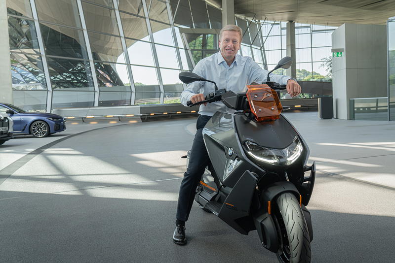 Oliver Zipse und der BMW CE 04