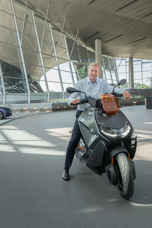 Oliver Zipse und der BMW CE 04