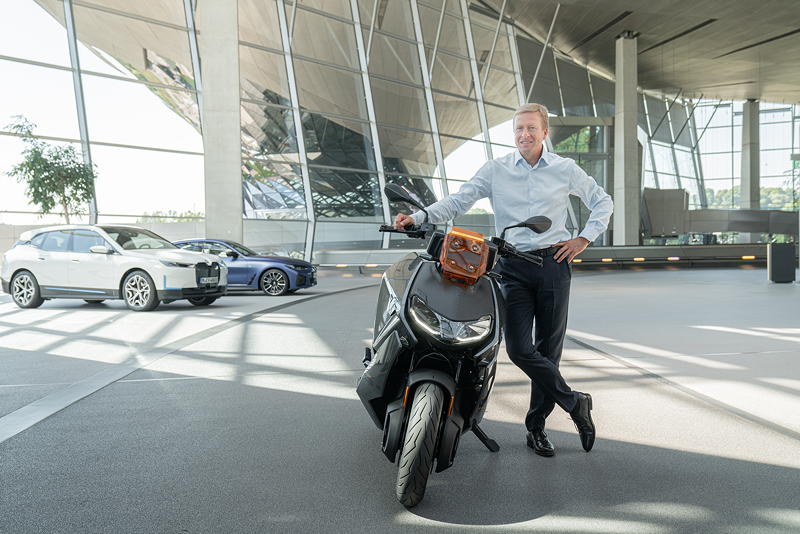Oliver Zipse und der BMW CE 04