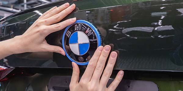 Produktion BMW i4. Montage BMW Emblem.