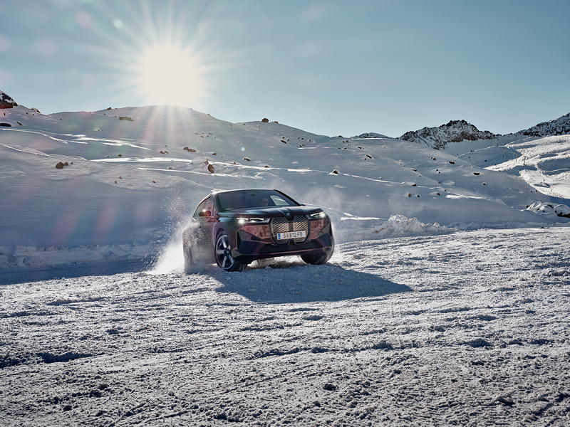 BMW iX - im Schnee
