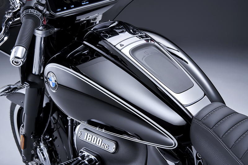 Die neue BMW R 18 B. Schwarzer Tank mit Doppellinierung und geschraubtem Logo.